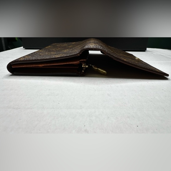 LV Monogram Snap Compact with Zipper - Picture 4 of 7